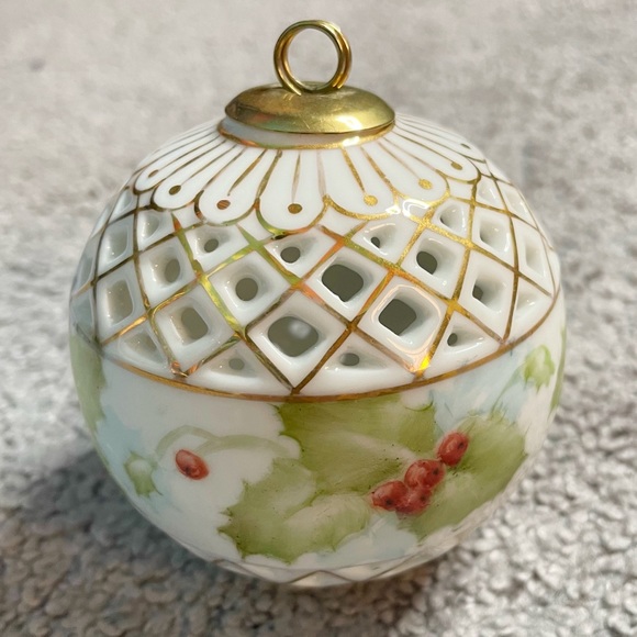 Hand Painted Signed Vintage Ceramic Christmas Ornament Gilded Holly & Berries - Picture 1 of 7